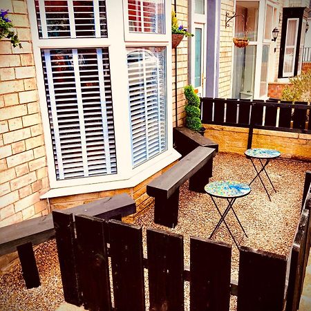 Falcon Retreat Whitby Villa ภายนอก รูปภาพ